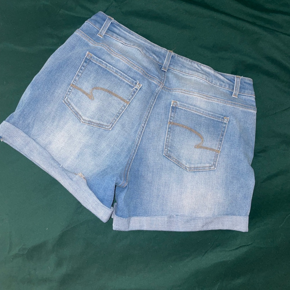 Mid Rise shorts - Picture 3 of 3